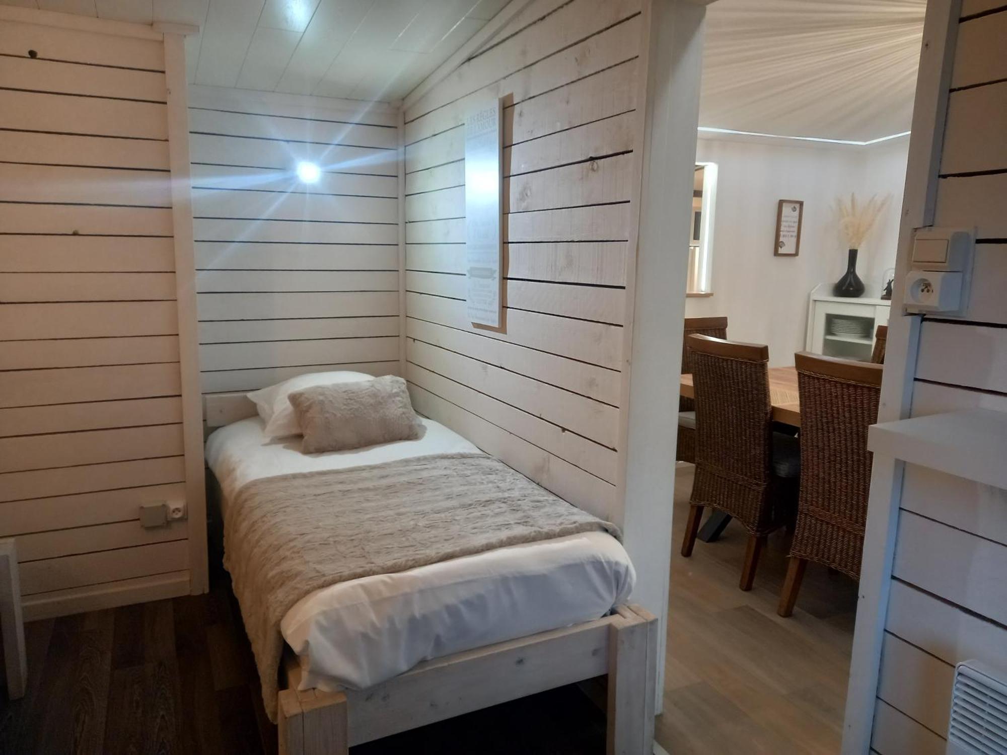 Вилла Le Chalet Du Lac Робертвиль Экстерьер фото